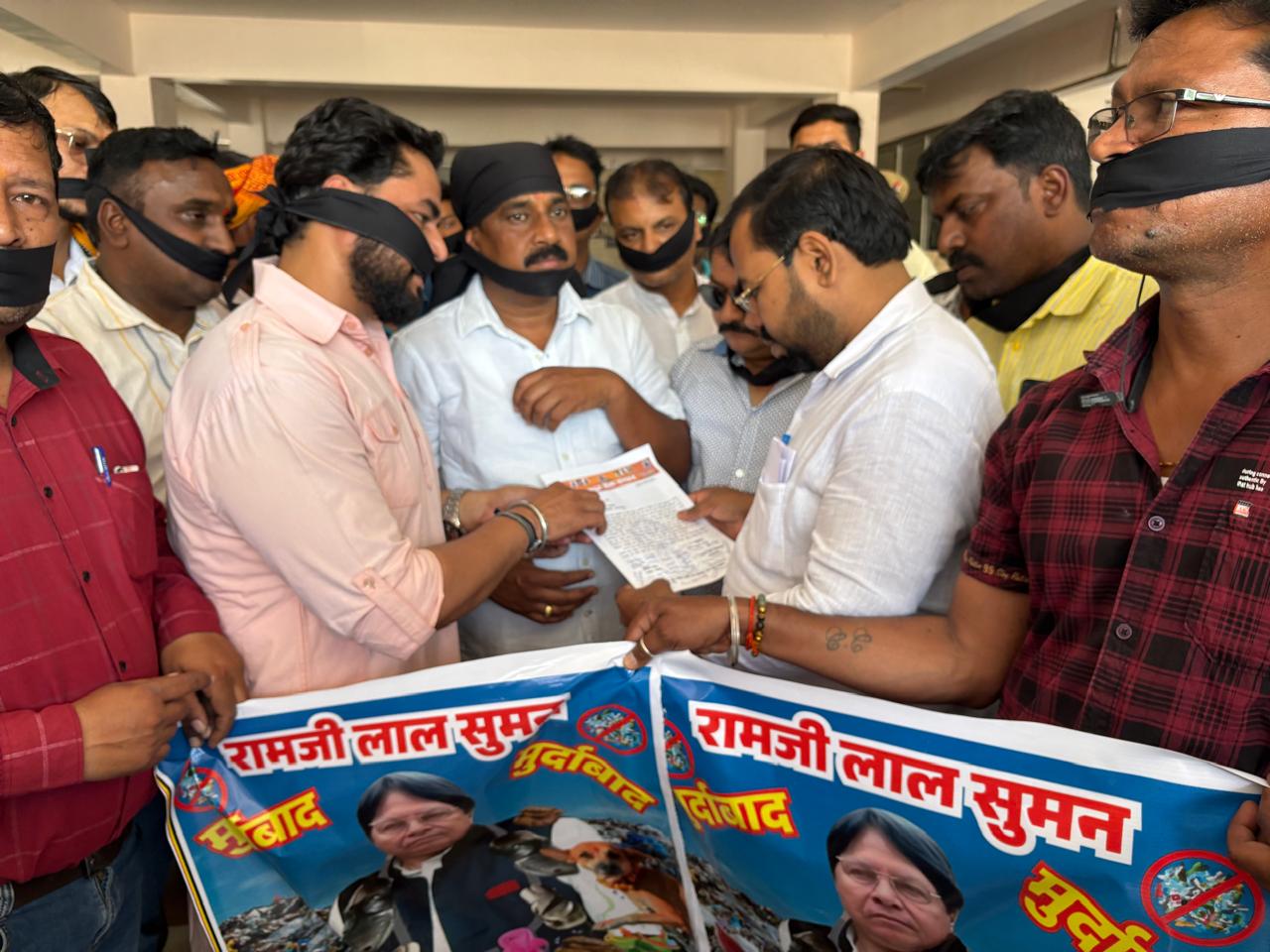 IMG-20250326-WA0012 मुंह पर काली पट्टी बांध जाताया विरोध