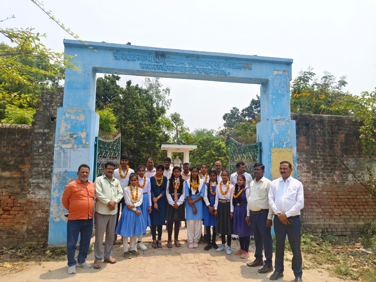 IMG-20250428-WA0042 श्री यशोदा लाल मिश्र उच्चतर माध्यमिक विद्यालय बड़ागांव में हाई स्कूल में टॉप छात्र एवं छात्राओं को किया गया सम्मानित