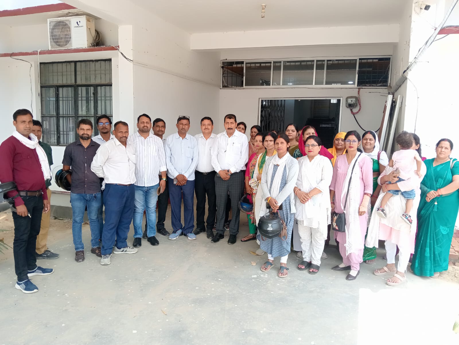 WhatsApp-Image-2025-05-19-at-2.33.23-PM समर कैंप के समय होने वाली समस्याओं के संबंध में अनुदेशक और शिक्षामित्रों ने सौपा ज्ञापान