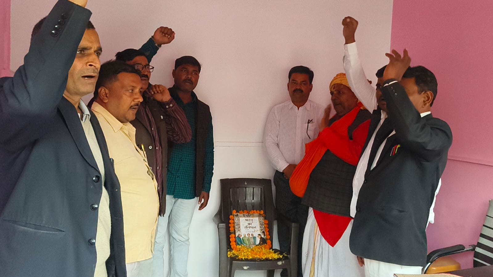 WhatsApp-Image-2025-11-26-at-5.53.56-PM आम आदमी पार्टी आज़मगढ़ के जिला कार्यालय पर मनाया गया संविधान दिवस