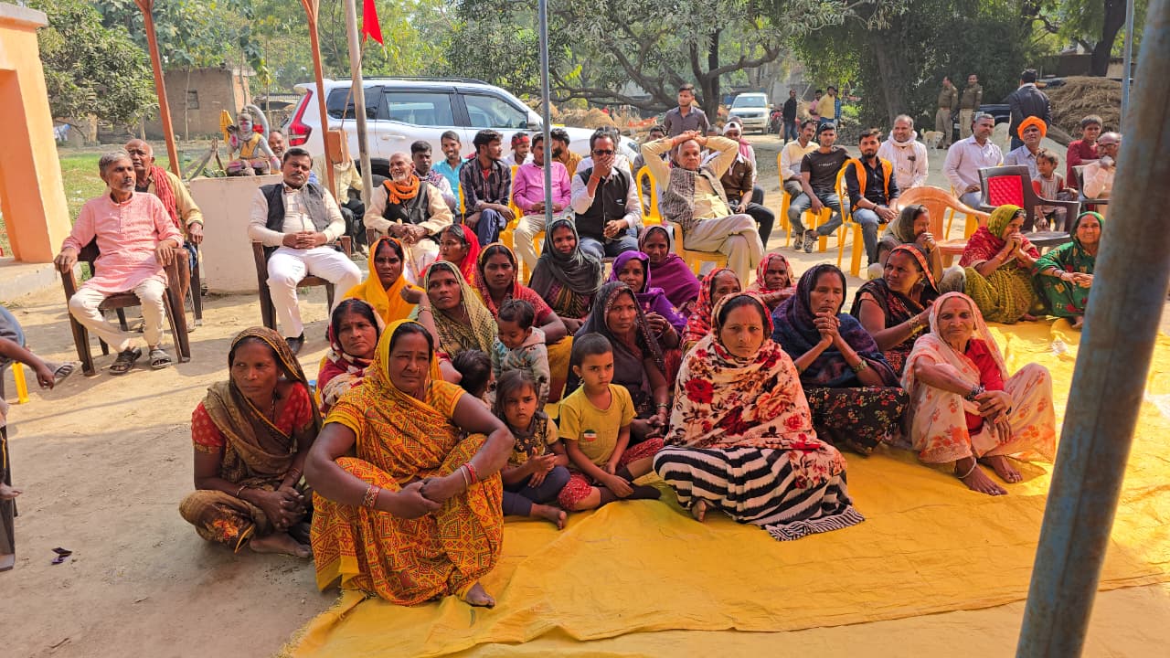 WhatsApp-Image-2025-11-27-at-4.52.47-PM जन चौपाल में जाते समय ओमप्रकाश राजभर की स्कोर्ट गाड़ी गड्ढे में फंसी, ग्रामीण बने मददगार