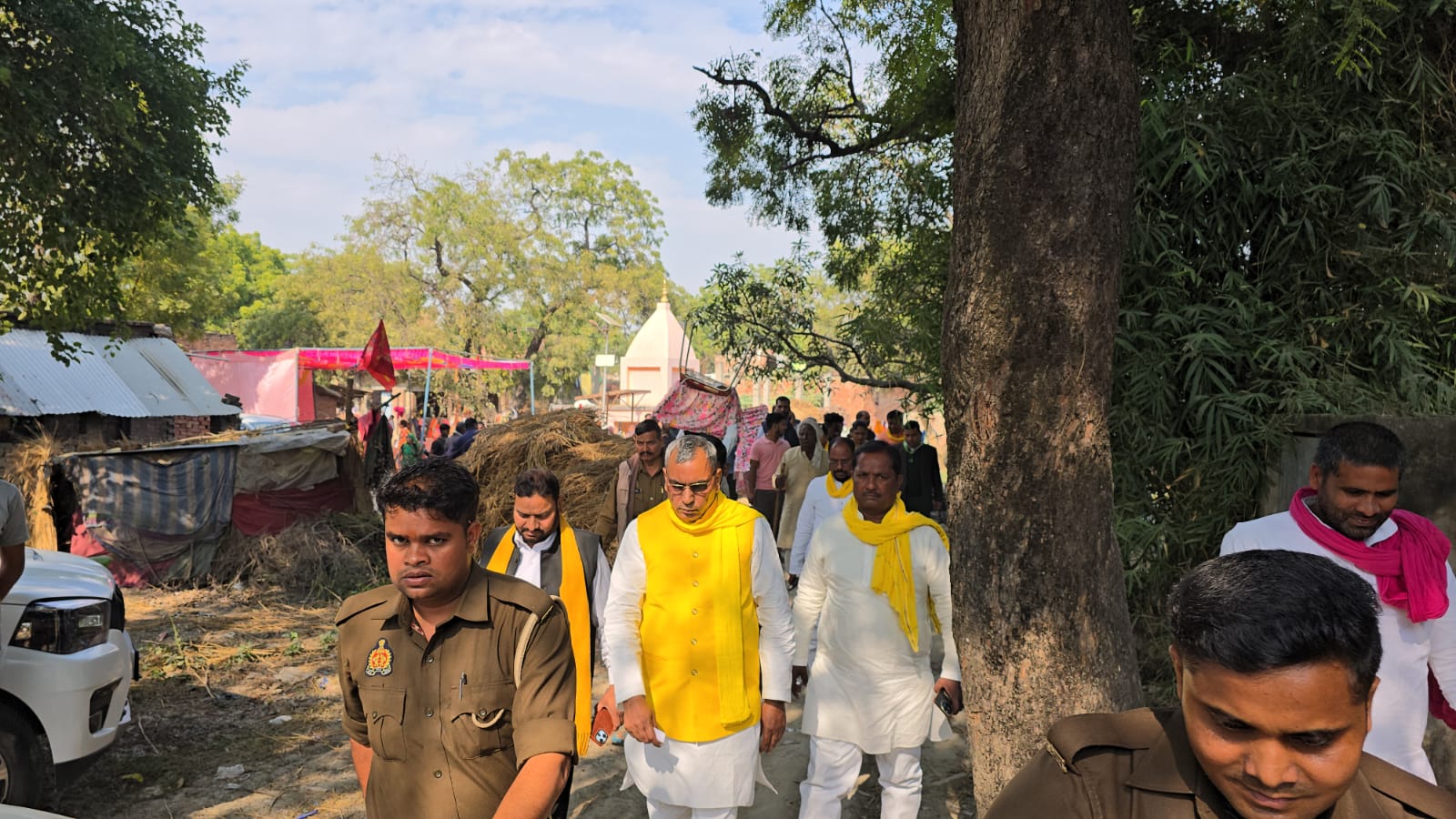 WhatsApp-Image-2025-11-27-at-4.52.48-PM जन चौपाल में जाते समय ओमप्रकाश राजभर की स्कोर्ट गाड़ी गड्ढे में फंसी, ग्रामीण बने मददगार