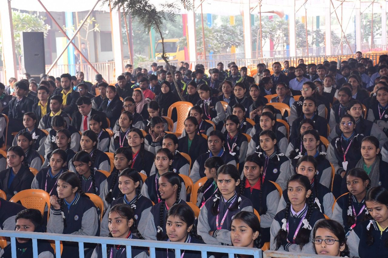 IMG-20251210-WA0124 कर्मा देवी समूह के 16वें स्थापना दिवस की शुरुआत प्रेरक कथा से